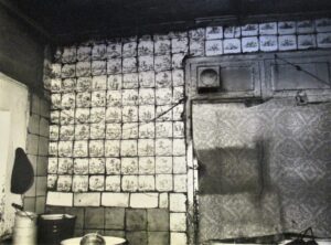 Ściana w kuchni wykładana kaflami, rok 1978.